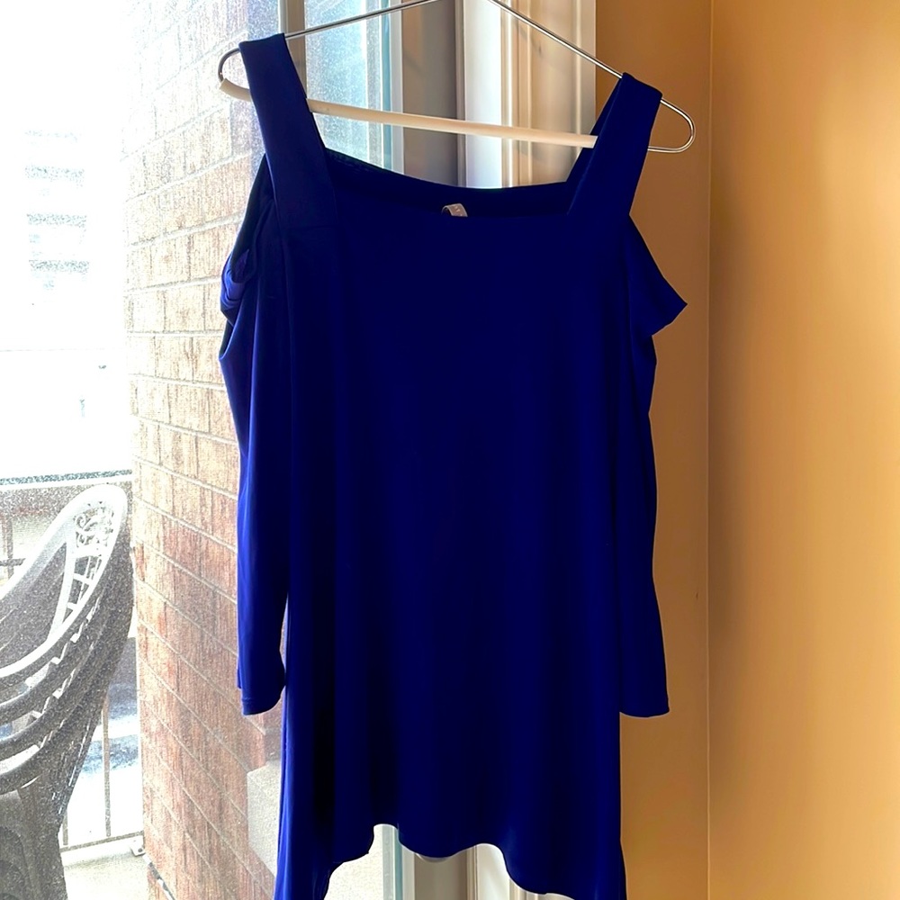 Last Tango Flowy Cold Shoulder Top Size Large Purple/Bluish Hue
